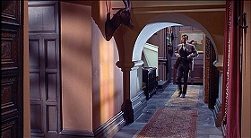 『吸血ゾンビ』 1966　約50分：広間から書斎への通路