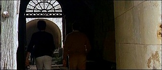 『冒険者たち』 1967　約1時間30分：要塞島、入口から奥に中庭をはさんで向こう側の半円アーチ
