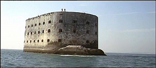 『冒険者たち』 1967　約1時間33分：要塞島、海から