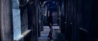 『吸血鬼』 1967　約52分：二階廊下　奥左に上り階段
