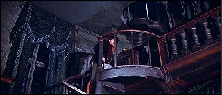 『吸血鬼』 1967　約1時間16分：図書室の螺旋階段、下から