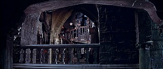 『吸血鬼』 1967　約1時間23分：中庭沿い歩廊から広間方面への階段
