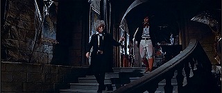 『吸血鬼』 1967　約1時間35分：肖像画の廊下から広間（手前左）への階段