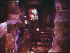 『吸血魔のいけにえ』 1967　約44分：人面浮彫の下の扉口と下り階段