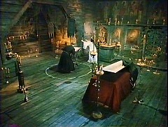 『妖婆 死棺の呪い』 1967　約43分：第一夜　堂内、上から　結界の円陣と手探りする死女