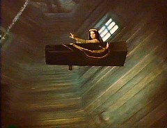 『妖婆 死棺の呪い』 1967　約53分：第二夜　堂内、下から　飛行する柩と多角形の吹抜