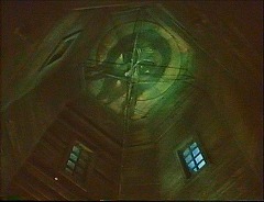 『妖婆 死棺の呪い』 1967　約1時間5分：第三夜　堂内、下から　多角形の吹抜のキリストの顔を描いた天井