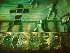 『妖婆 死棺の呪い』 1967　約1時間9分：第三夜　堂内、吹抜歩廊と壁を這いおりる妖怪たち