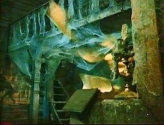 『妖婆 死棺の呪い』 1967　約1時間9分：第三夜　堂内、吹抜歩廊への階段と吹き荒れる風