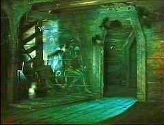 『妖婆 死棺の呪い』 1967　約1時間10分：第三夜　堂内、奥に玄関　左に吹抜歩廊への階段　その右の壁に悪魔の図(?)