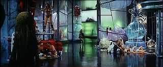 『バーバレラ』 1968　約1時間16分：巨大フラスコのある広間