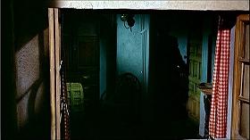『帰って来たドラキュラ』 1968　約1時間2分：酒場上階の窓と廊下