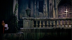 『帰って来たドラキュラ』 1968　約1時間28分：城の玄関附近