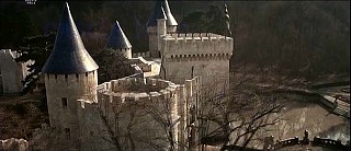 『大反撃』 1969　約4分：城、下の円塔と中央の角塔の間が城門　上空から