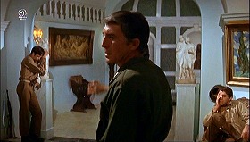 『大反撃』 1969　約37分：ルーベンス風天井画の部屋＋奥左寄りにボッティチェッリ《ウェヌスとマルス》、右端にゴッホの糸杉