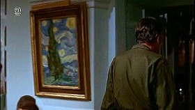 『大反撃』 1969　約39分：左にゴッホの糸杉の絵／《星月夜》を改変？