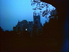 『血の唇』 1970　約0分：本館の外観、夜