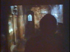 『血の唇』 1970　約4分：納骨堂、階段の下で曲がった先