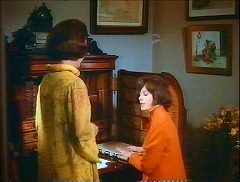 『血の唇』 1970　約8分：本館の一階、事務室＋机に附属のキャビネット