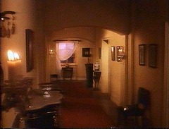 『バンパイア・ラヴァーズ』 1970　約25分：将軍邸　廊下　奥左にローラの部屋