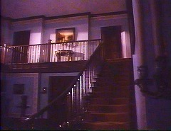 『バンパイア・ラヴァーズ』 1970　約50分：モートン邸、階段と吹抜回廊　夜