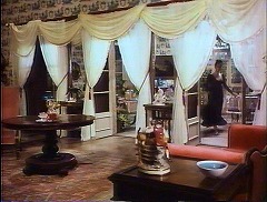 『バンパイア・ラヴァーズ』 1970　約53分：モートン邸、居間　フランス窓の向こうにテラス