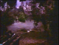 『バンパイア・ラヴァーズ』 1970　約1時間10分：墓地、奥に城