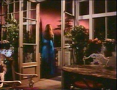 『バンパイア・ラヴァーズ』 1970　約1時間10分：モートン邸、フランス窓越しににテラス