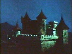 『ドラキュラ復活！ 血のエクソシズム』 1970　約0分：城のやや近づいた外観