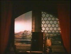 『ドラキュラ復活！ 血のエクソシズム』 1970　約35分：客間の窓、朝＋鏡