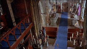 『ドラキュラ血の味』 1970　約1時間32分：ピカピカ状態の堂内、内陣・上から
