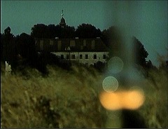 『闇のバイブル 聖少女の詩』 1970　約2分：屋敷、夜の草原越しに