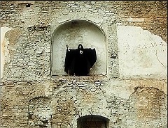 『闇のバイブル 聖少女の詩』 1970　約16分：教会の壁(?)