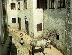 『闇のバイブル 聖少女の詩』 1970　約45分：街路、高い位置から＋馬