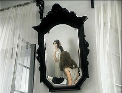 『闇のバイブル 聖少女の詩』 1970　約53分：ヘドヴィカの部屋の鏡