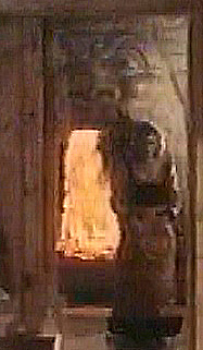 『さらば美しき人』 1971　約12分：兄妹の館、木製列柱の間をはさんでアンナベッラの部屋（部分）