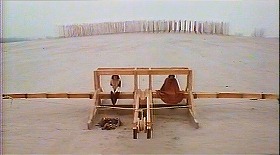 『さらば美しき人』 1971　約43分：木製ポンプ(?)、奥に林立する白旗