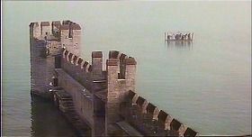 『さらば美しき人』 1971　約1時間3分：ソランツォの城、湖(?)に突きだした城壁＋右上に方形渡し舟
