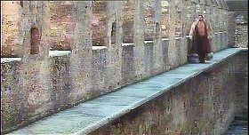 『さらば美しき人』 1971　約1時間3分：ソランツォの城、城壁の歩廊