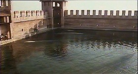『さらば美しき人』 1971　約1時間3分：ソランツォの城、湖(?)の一部を囲う城壁