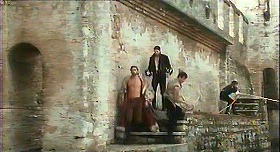 『さらば美しき人』 1971　約1時間3分：ソランツォの城、湖(?)の一部を囲う城壁下方の通路