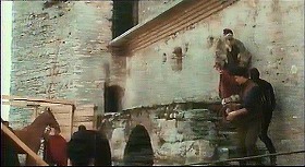『さらば美しき人』 1971　約1時間3分：ソランツォの城、湖(?)の一部を囲う城壁下方の通路