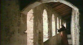 『さらば美しき人』 1971　約1時間3分：ソランツォの城、屋外に面した歩廊