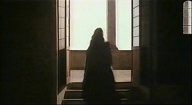 『さらば美しき人』 1971　約1時間7分：ソランツォの城、アンナベッラの部屋(?)からヴェランダへ