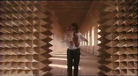 『さらば美しき人』 1971　約1時間30分：ソランツォの城、長い廊下から棘々の小部屋へ