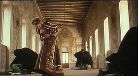 『さらば美しき人』 1971　約1時間36分：ソランツォの城、長い廊下（反対側）　低い位置から