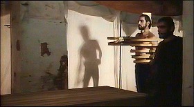 『さらば美しき人』 1971　約1時間43分：ソランツォの城、厩＋拘束衣(?)、白布に落ちる影