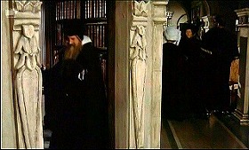 『鮮血の処女狩り』 1971　約7分：左に図書室の扉、右に奥への廊下
