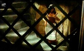 『鮮血の処女狩り』 1971　約10分：格子越しに小間使い部屋への階段