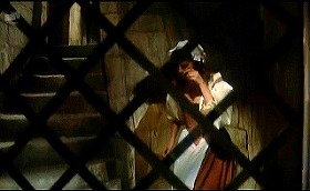 『鮮血の処女狩り』 1971　約10分：格子越しに小間使い部屋への階段